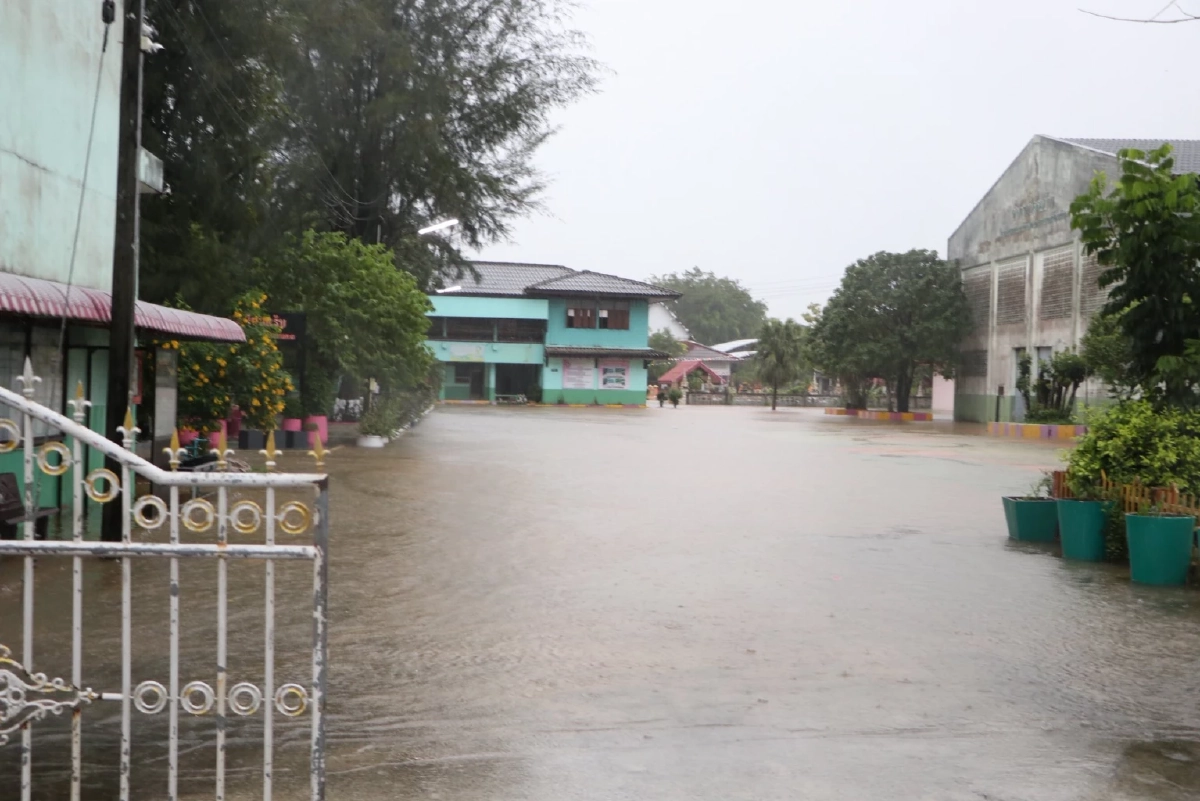 อ่วมพัทลุง "ฝนถล่ม" ทั้งคืนทั้งวัน ปภ. เตือนภัยสูงสุด สั่งปิดกว่า 20 โรงเรียน