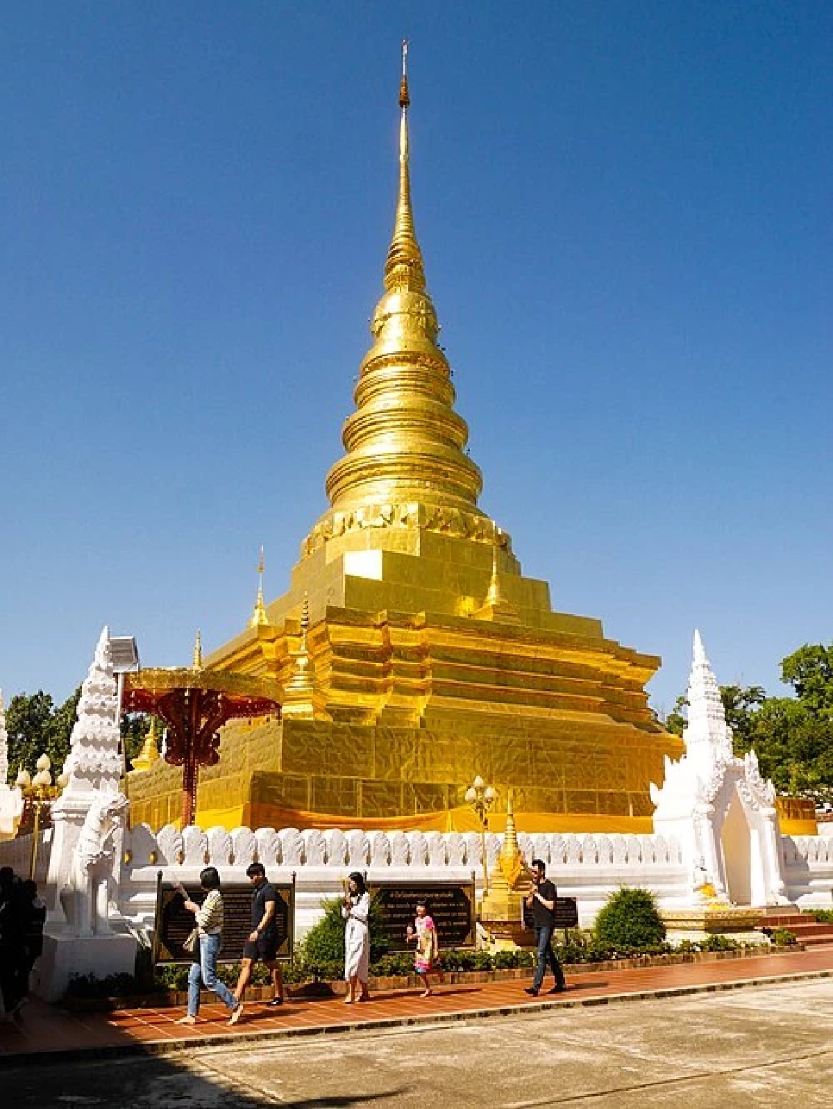 \"เจ้าคุณพระสินีนาถ\" สักการะธาตุแช่แห้ง พบเจอ ปชช. ด้วยความกันเอง