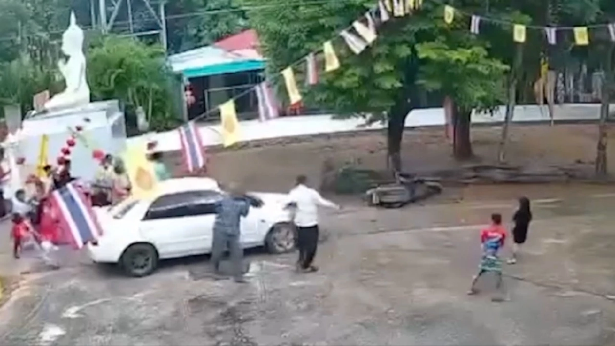 บุญกฐินสลด ไวยาวัจกร เข้าเกียร์ผิด รถพุ่งถอยหลัง ทับ ด.ญ. 7 ขวบดับ