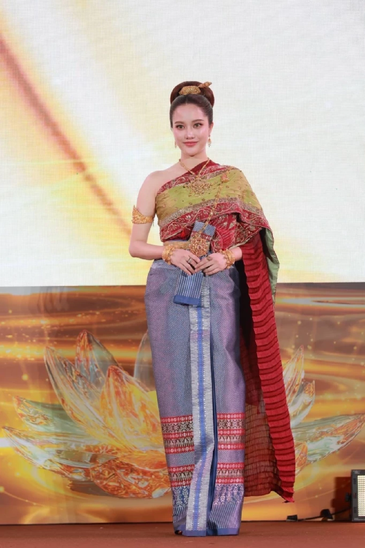 \"ฟรีน สโรชา\" งามจับจิต เพิ่มเลอค่านางนพมาศ เข็มกลัดทองคำ \"โรหิตามัสยา\"