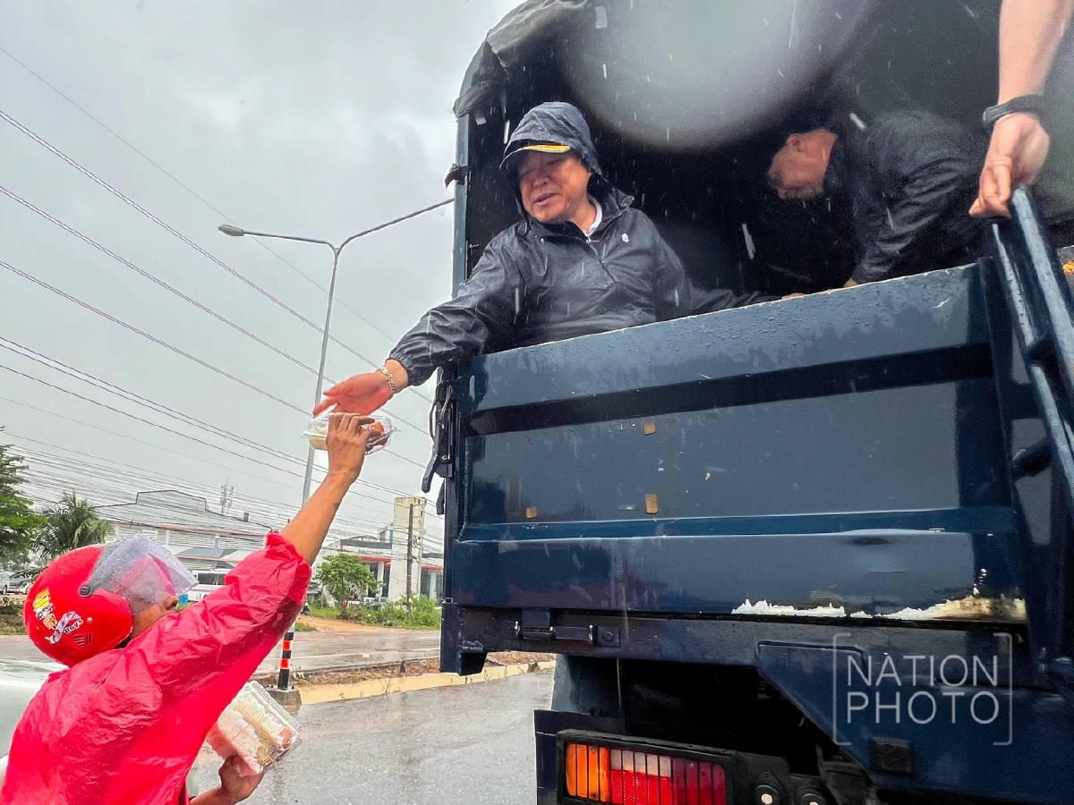 ทำไม? นายกต้องผัดข้าวผัด? ตอนลงพื้นที่ช่วยเหลือผู้ประสบภัย?