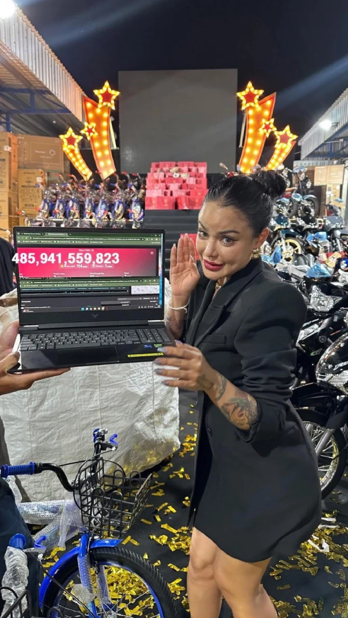 \"พิมรี่พาย\" บริจาค 1 ล้าน ช่วยคนหาดใหญ่ ตั้งโรงครัวศูนย์พักพิง ม.อ.