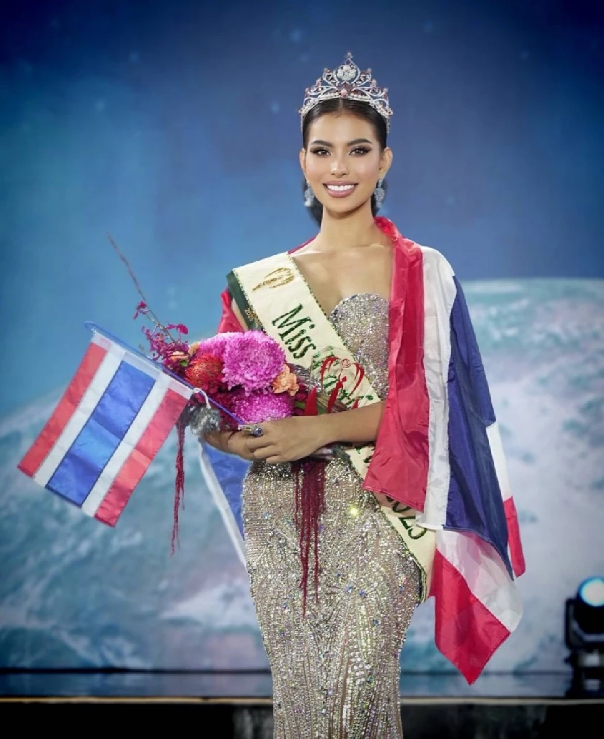 สุดปัง! "น้ำเหนือ วารี" คว้ามงกุฎ Miss Earth Fire 2025 ที่ฟิลิปปินส์