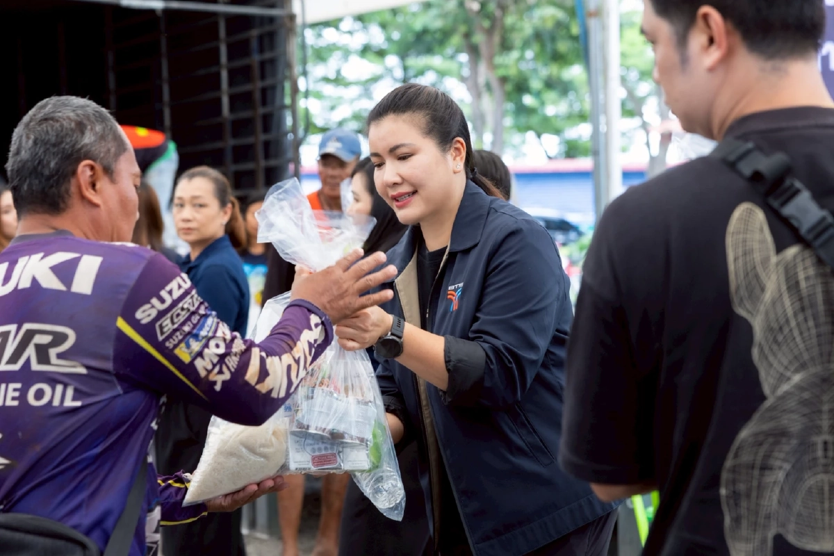 บีทีเอสส่งมอบกำลังใจผู้ประสบอุทกภัย จ.สิงห์บุรี มอบถุงยังชีพ