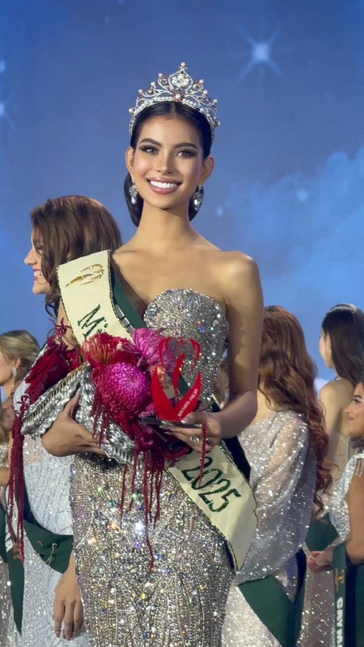 สุดปัง! "น้ำเหนือ วารี" คว้ามงกุฎ Miss Earth Fire 2025 ที่ฟิลิปปินส์