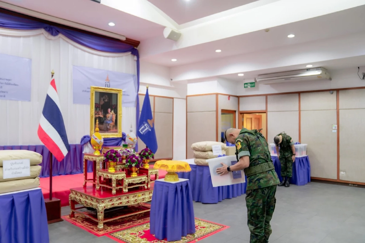 กรมสมเด็จพระเทพฯ พระราชทาน \"เสื้อกันหนาว-รองเท้าผ้าใบ\" ให้แก่ทหารชายแดนไทย