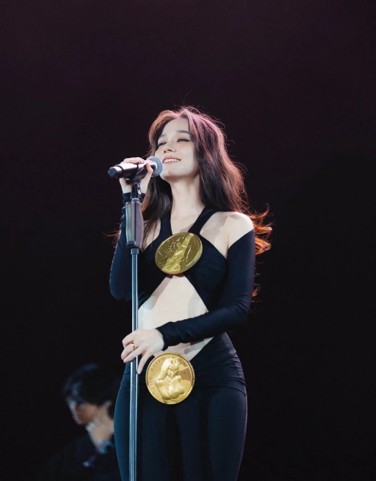 \"วี วิโอเลต\" ใส่ชุดเหรียญทอง รัดรูปแหวกท้อง ชาวเน็ตวิจารณ์ฉ่ำ \"เก้า จิรายุ\" ยังแซว