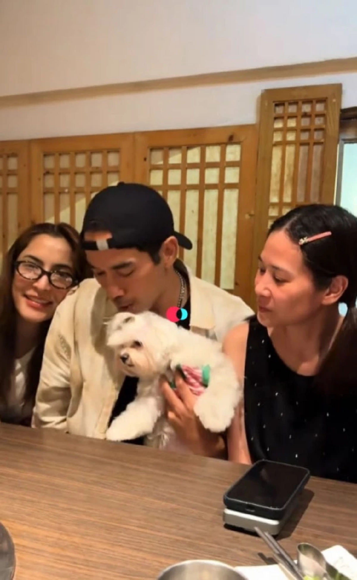 'ตุ้ย ธีรภัทร์ – พิ้งกี้ สาวิกา' โชว์หวานทั้งเซลฟี่ ทั้งซบ รักครั้งใหม่วงการบันเทิง