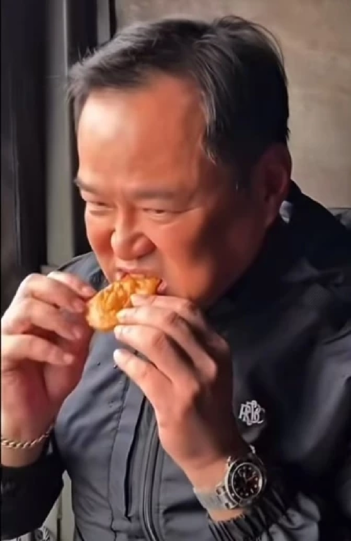 \"อนุทิน\" กินกล้วยทอดตกพื้นที่จนดราม่า ทหารบนรถเผยโมเมนต์ติดดิน