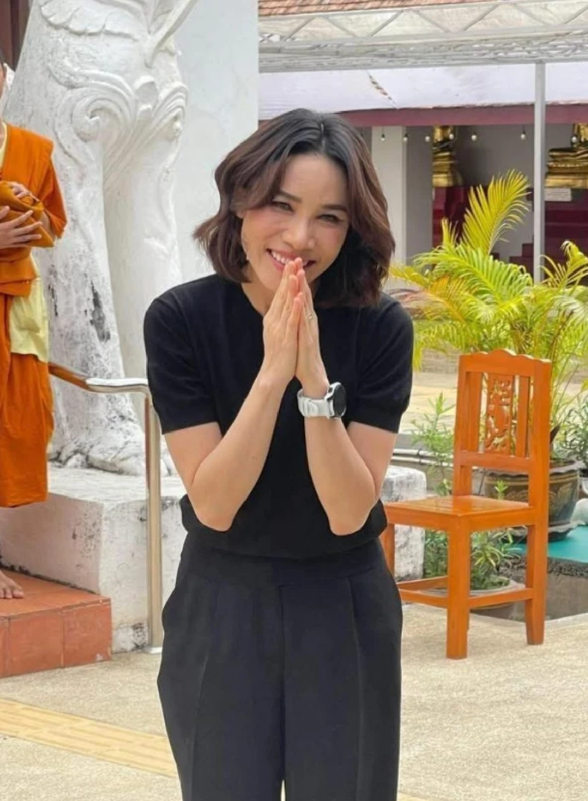 \"เจ้าคุณพระสินีนาถ\" สักการะธาตุแช่แห้ง พบเจอ ปชช. ด้วยความกันเอง