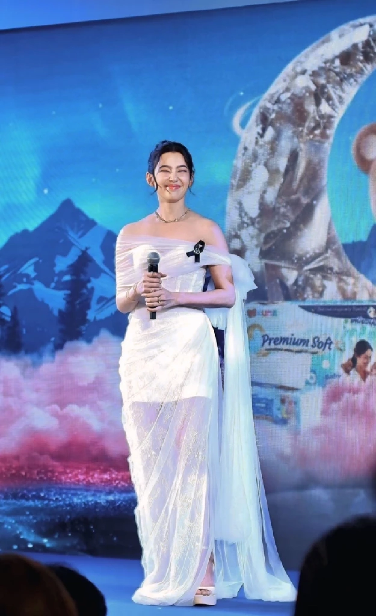 ชัดเจน "เบลล่า ราณี" แจงปมดราม่า คนกางร่มให้-ต้องไหว้เกิดอะไรขึ้น