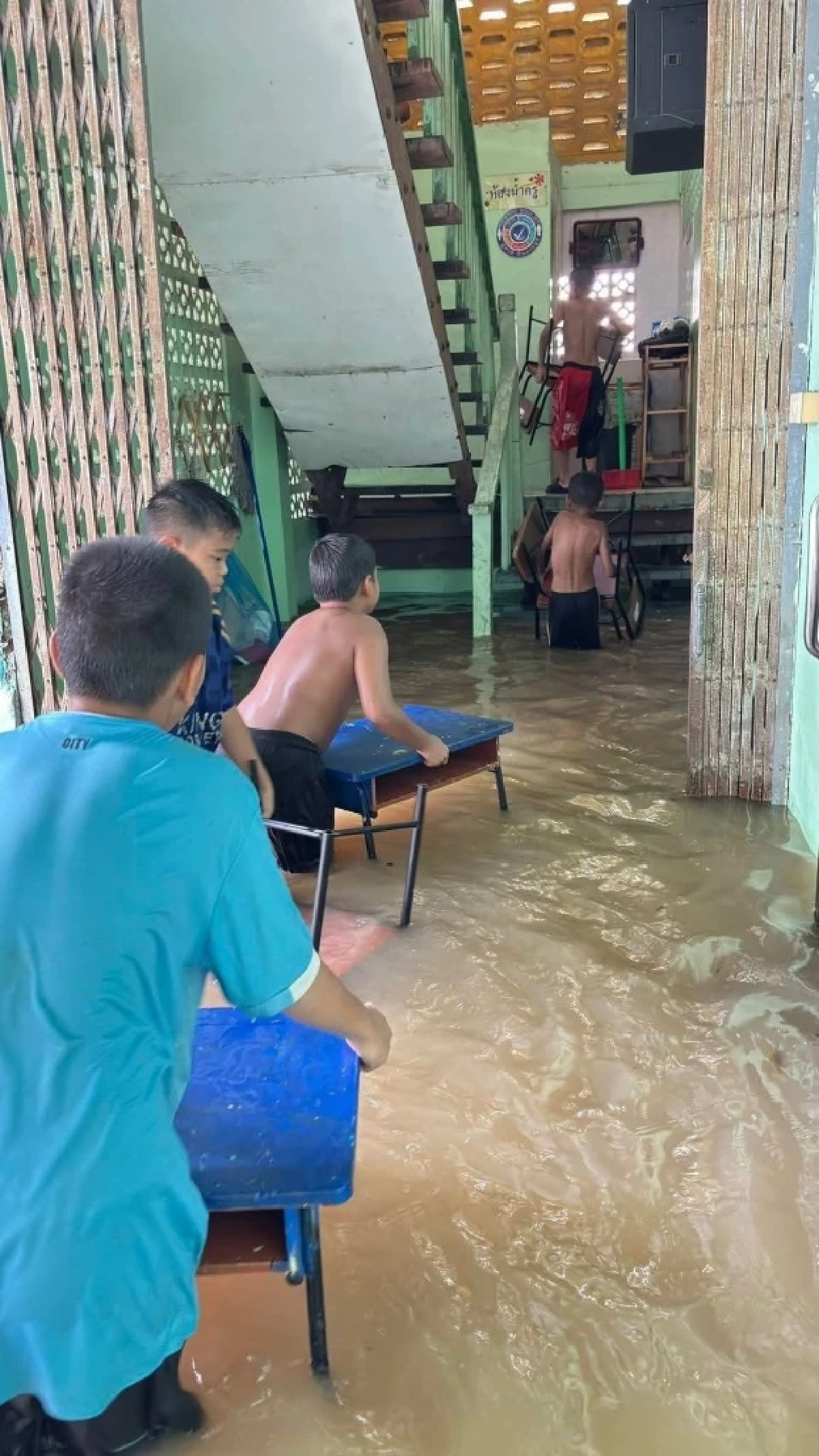 นร.เมืองนนท์ ยกโต๊ะหนีน้ำท่วม วอนผู้ใหญ่ใจดีช่วยบริจาคโต๊ะ-เก้าอี้