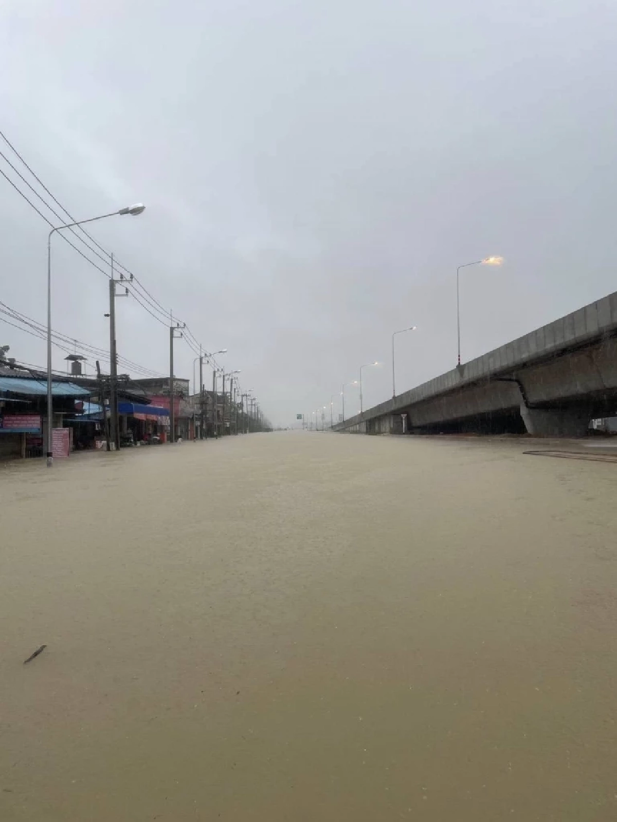 ‘บขส.’ หยุดเดินรถชั่วคราว  5 เส้นทาง ‘ภาคใต้’ หลังน้ำท่วมสูง