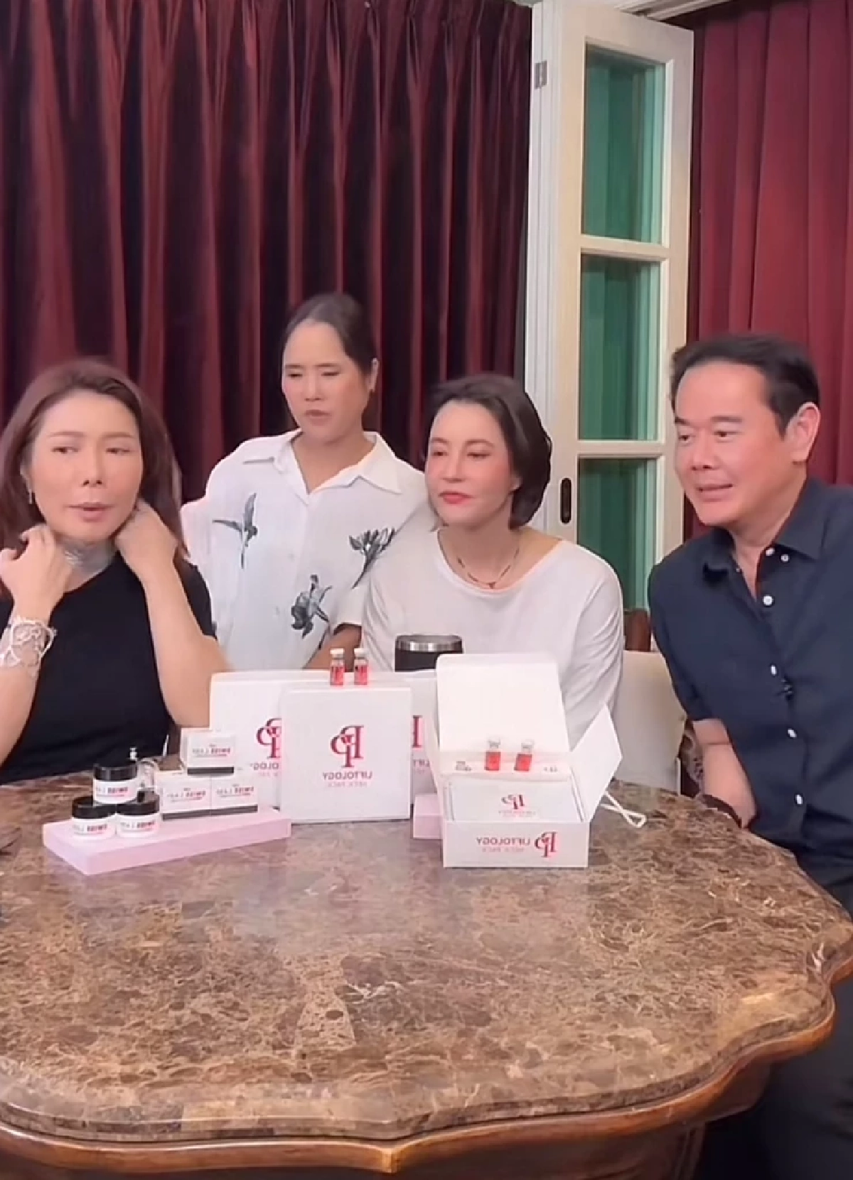 \"เป็ก สัณณ์ชัย\" ของขึ้น! ด่ากลางไลฟ์สด \"ธัญญ่า\" มองหน้า \"ตุ๊ยตุ่ย\" ถึงขั้นยกมือไหว้