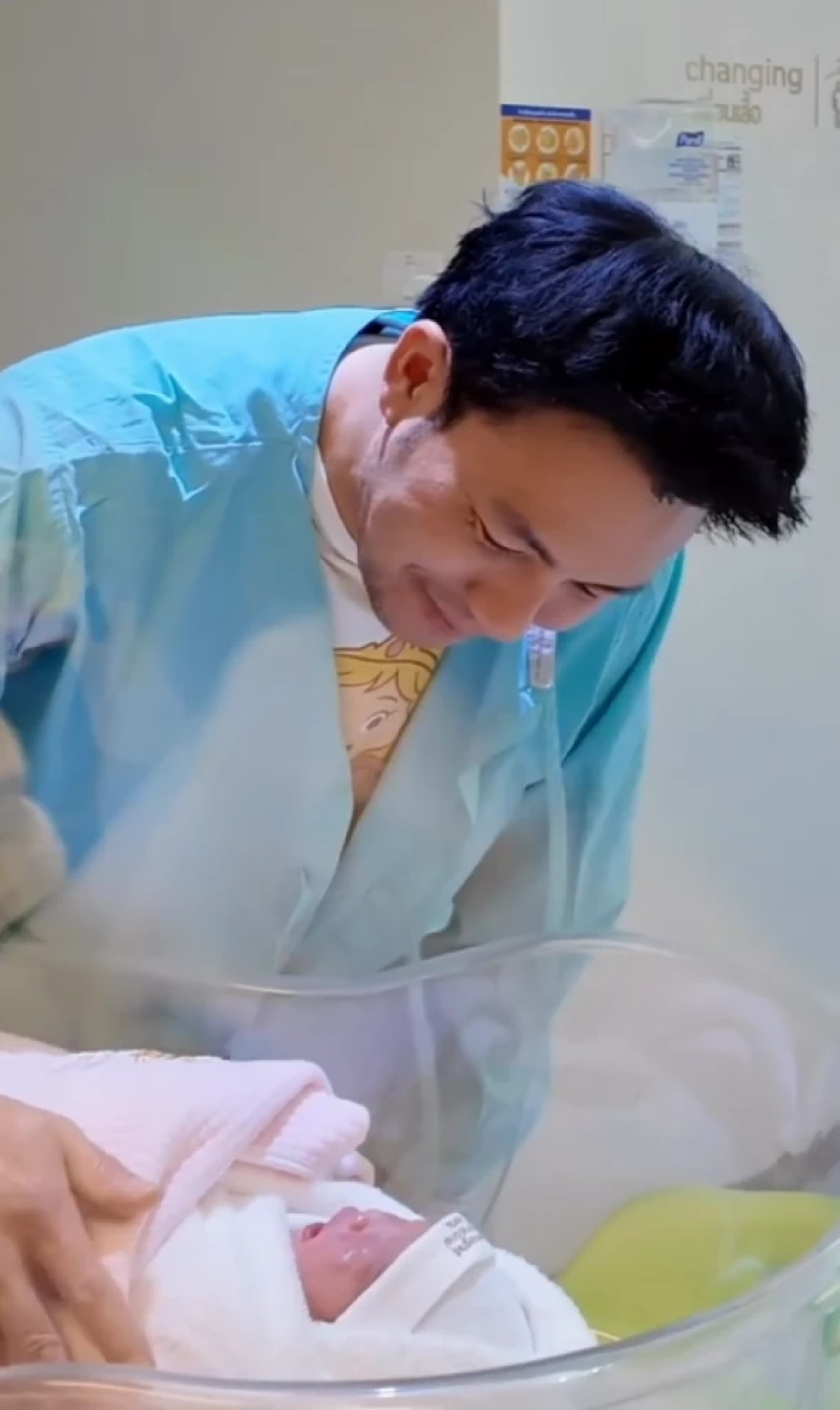 ลูกสาวคนแรก! "หมอสอง" เฝ้าข้างเตียงเมีย เรียกชื่อน้อง"freyana"