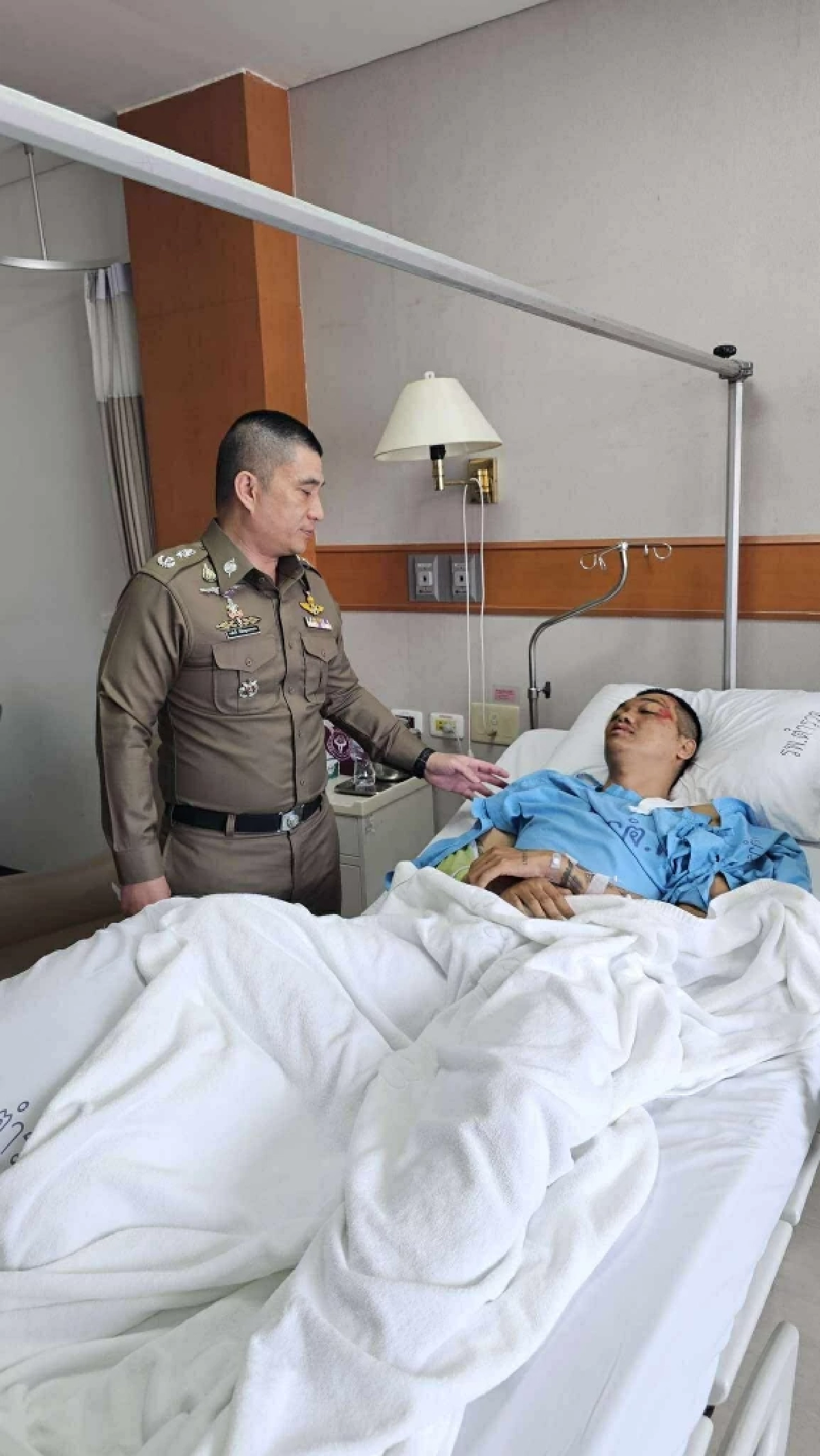 เปิดวงจรปิด นาที จยย. ฝ่าไฟแดง พุ่งชนตำรวจจราจร ได้รับบาดเจ็บ