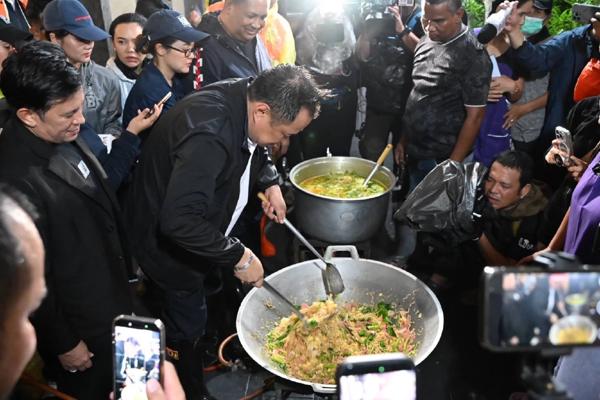 สุดทน! "บุ๋ม ปนัดดา" โวย นายกฯ ลงพื้นที่ผัดข้าวอย่างเดียว