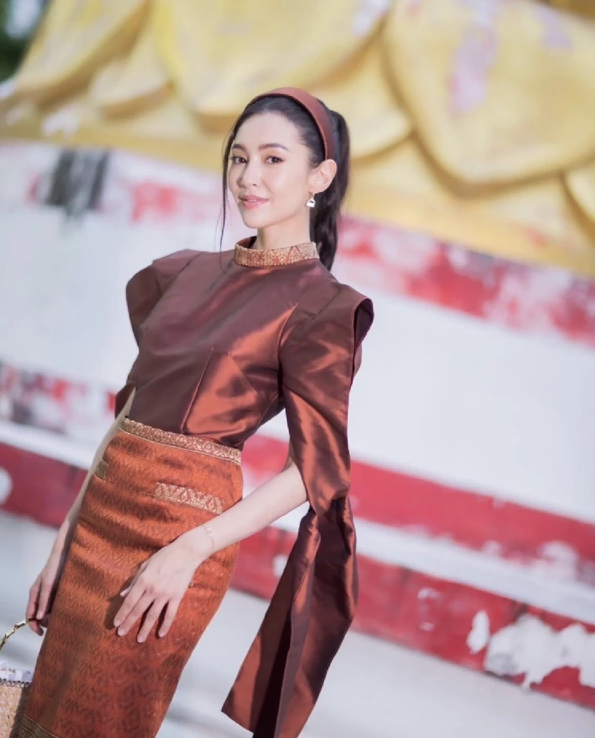 ชัดเจน "เบลล่า ราณี" แจงปมดราม่า คนกางร่มให้-ต้องไหว้เกิดอะไรขึ้น