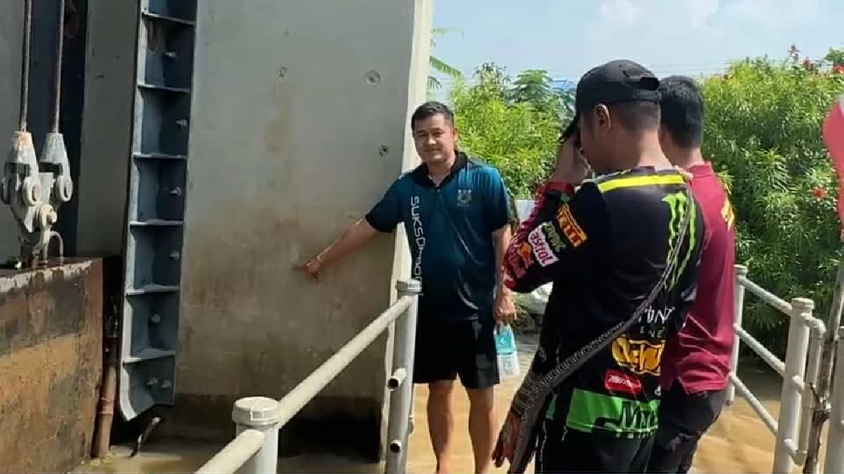 กรมชลประทาน ยอมเปิดประตูระบายน้ำ คลองบางกุ้ง 1 เมตร หลังชาวบ้าน ฮือปิดถนน