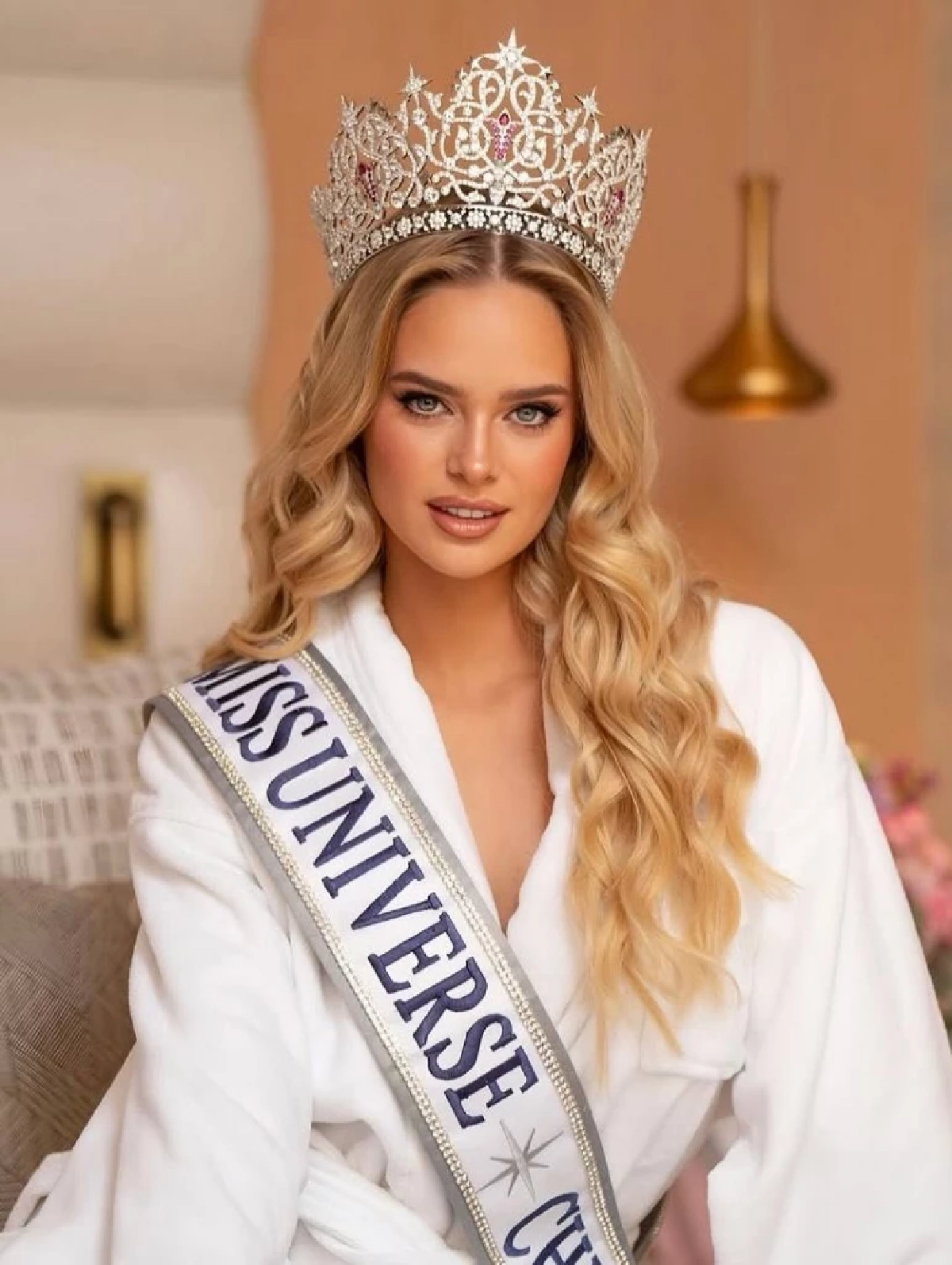 ดราม่าฉาว "มิสยูนิเวิร์สชิลี" โพสต์คลิป "สูดแป้ง" ก่อนก้มหน้าขอโทษ