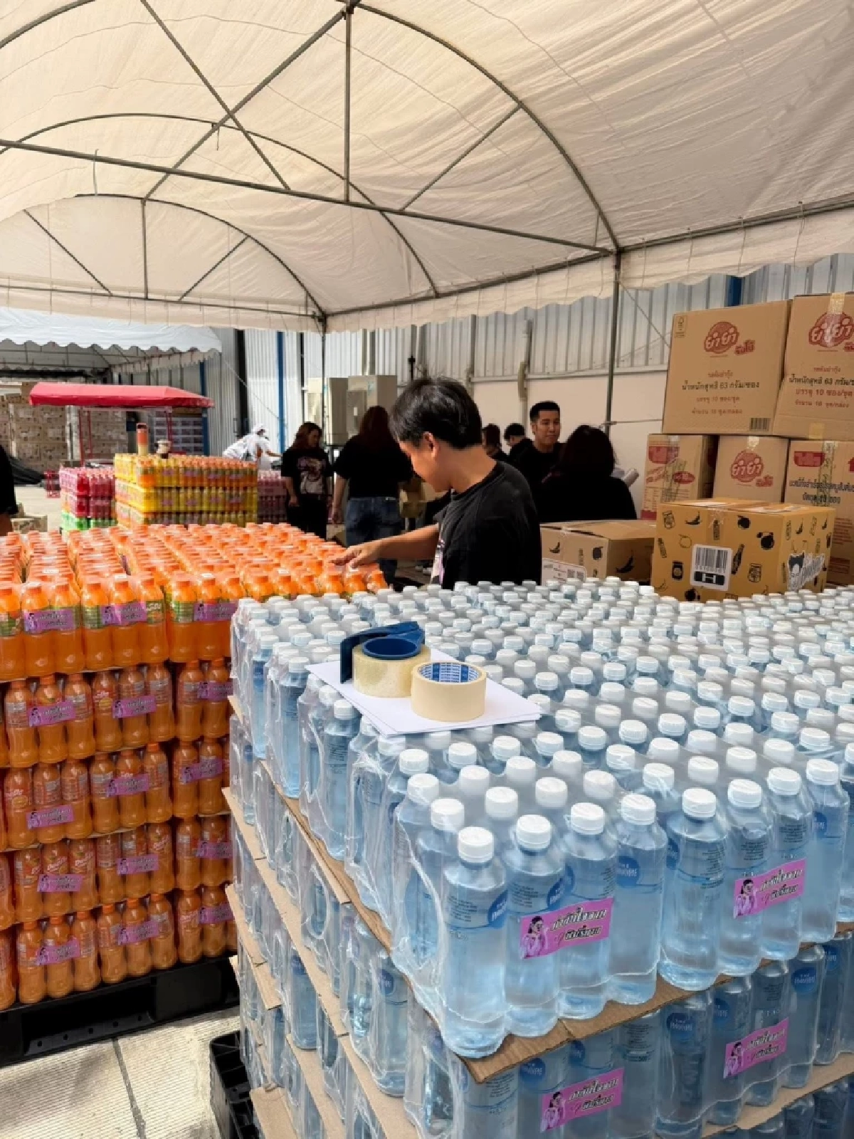 \"พิมรี่พาย\" บริจาค 1 ล้าน ช่วยคนหาดใหญ่ ตั้งโรงครัวศูนย์พักพิง ม.อ.