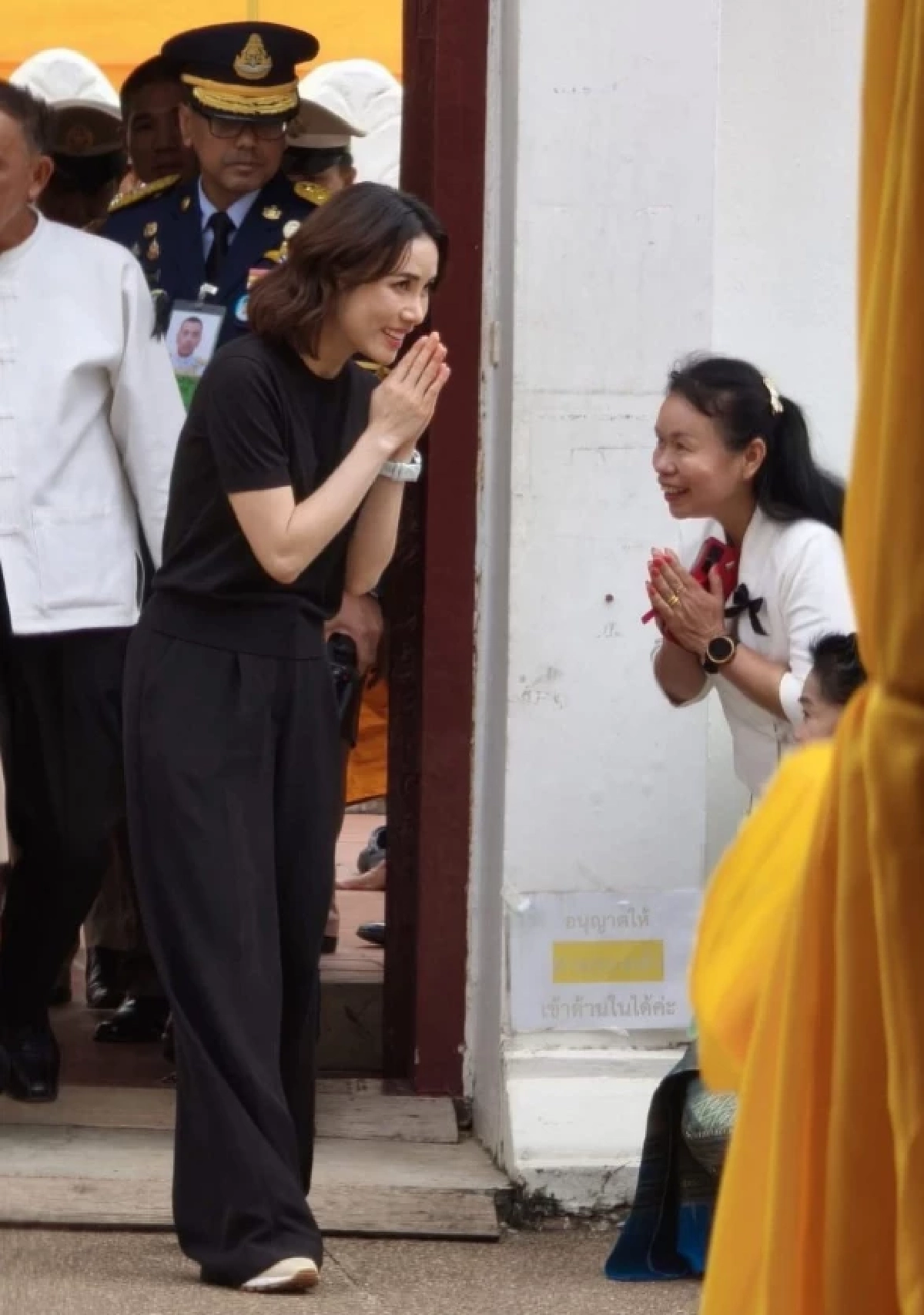 \"เจ้าคุณพระสินีนาถ\" สักการะธาตุแช่แห้ง พบเจอ ปชช. ด้วยความกันเอง