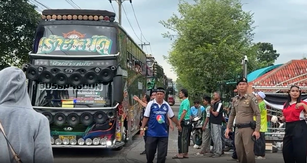 ทัพใหญ่ "หมอนทองวิทยา" ขนรถบัส 70 คัน รถตู้ 60 คัน มุ่งหน้าสนามศุภฯ เชียร์ศึกนัดชิง