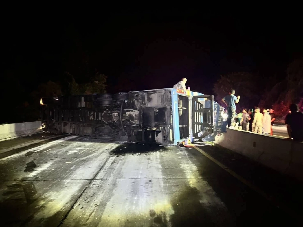 นาทีชีวิต! เปิดสาเหตุ \"รถทัวร์\" เสียหลักพุ่ง! ชนเสาไฟหัก 2 ต้น เจ็บนับสิบ