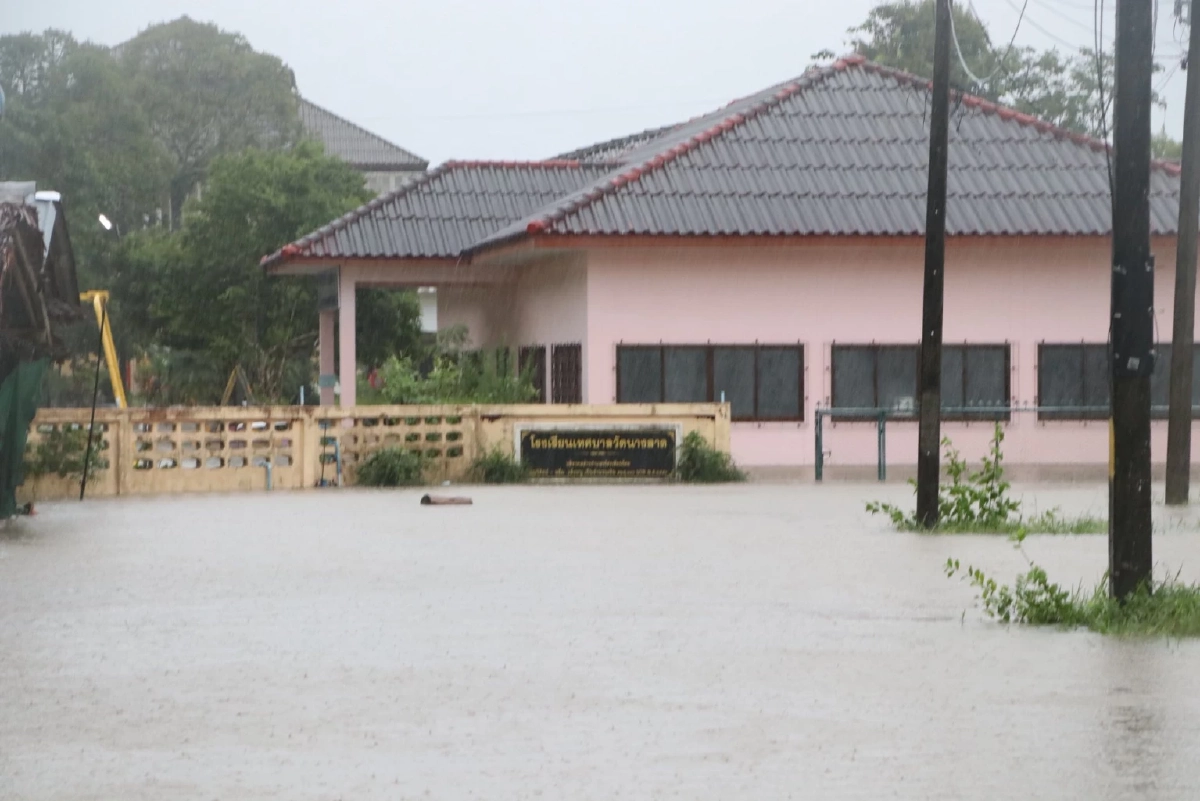 อ่วมพัทลุง "ฝนถล่ม" ทั้งคืนทั้งวัน ปภ. เตือนภัยสูงสุด สั่งปิดกว่า 20 โรงเรียน