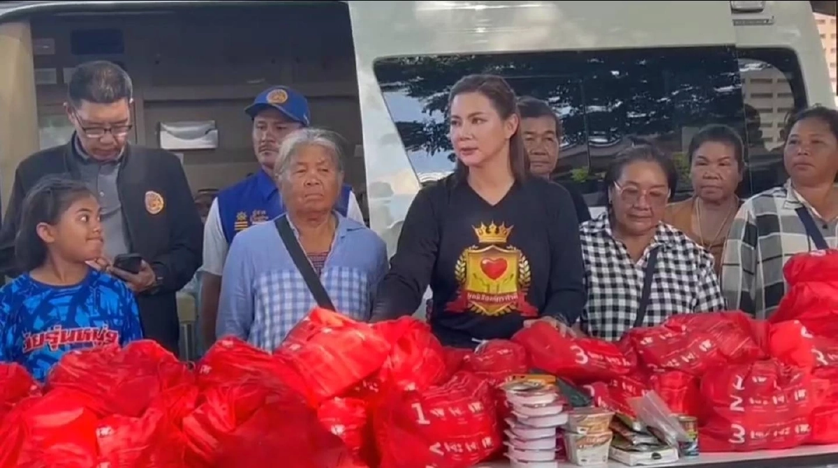 “บุ๋ม ปนัดดา” ลงพื้นที่สระแก้ว ให้กำลังใจชาวบ้านหนองหญ้าแก้ว