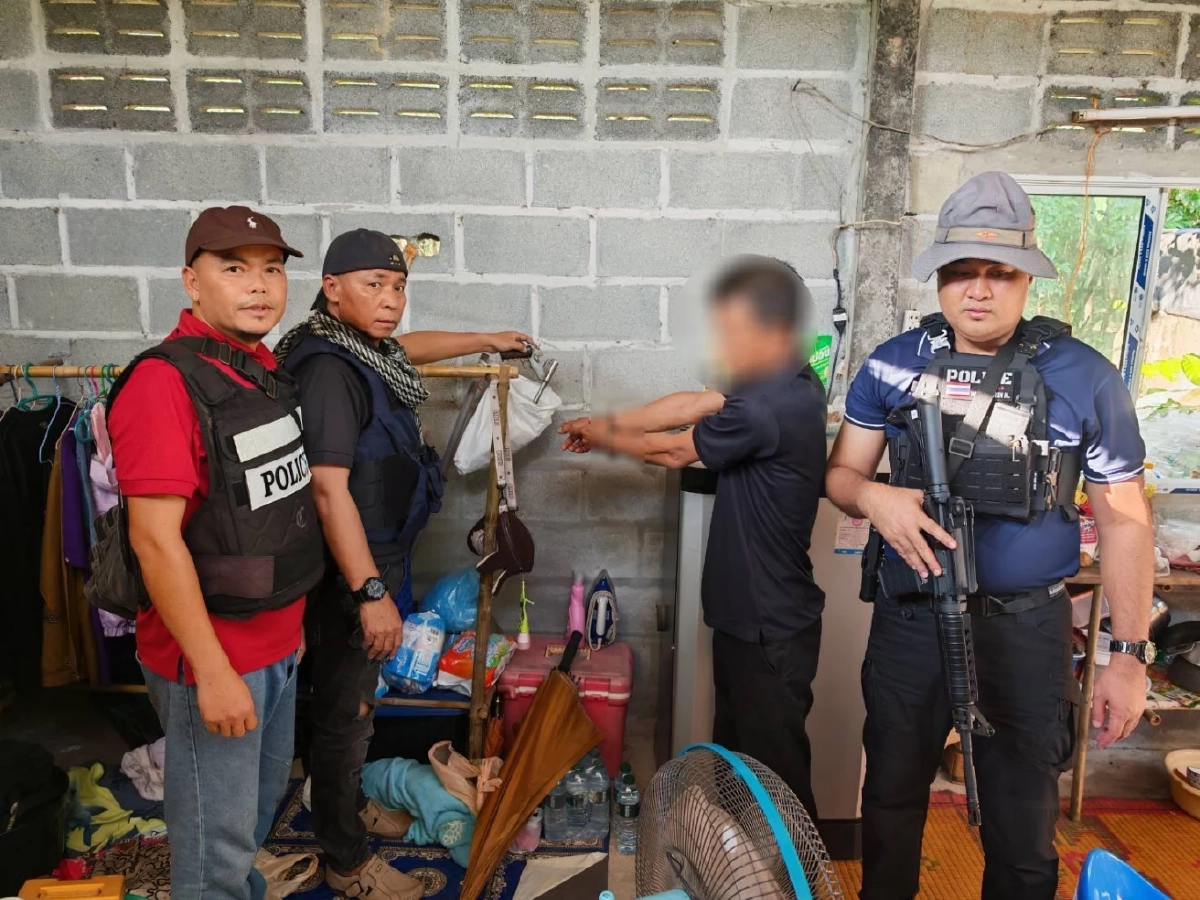 งามไส้! จับเจ้าหน้าที่ธุรการ อบต. ยึดยาเสพติด-อาวุธปืน เพียบ