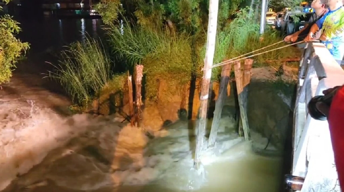 กลางดึกน้ำมหาศาลจากแม่น้ำน้อย ไหลทะลักท่วมทุ่งบางบาล – ผักไห่