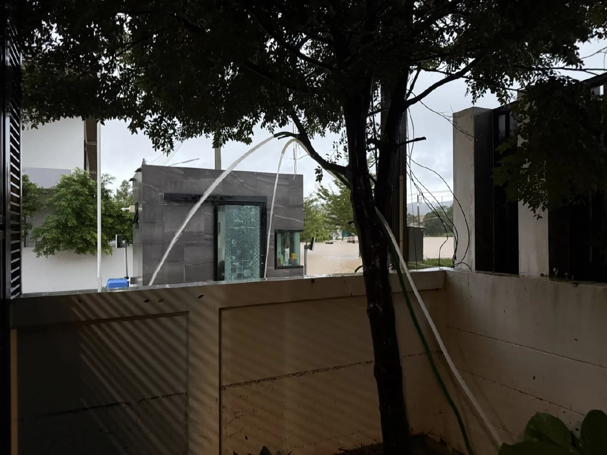 ส่อง \"บ้านหลังเดียวที่น้ำไม่ท่วมในหาดใหญ่\" ใช้เวลาเพียง 1 ชม. เจ้าของบ้าน ทำได้ยังไง?