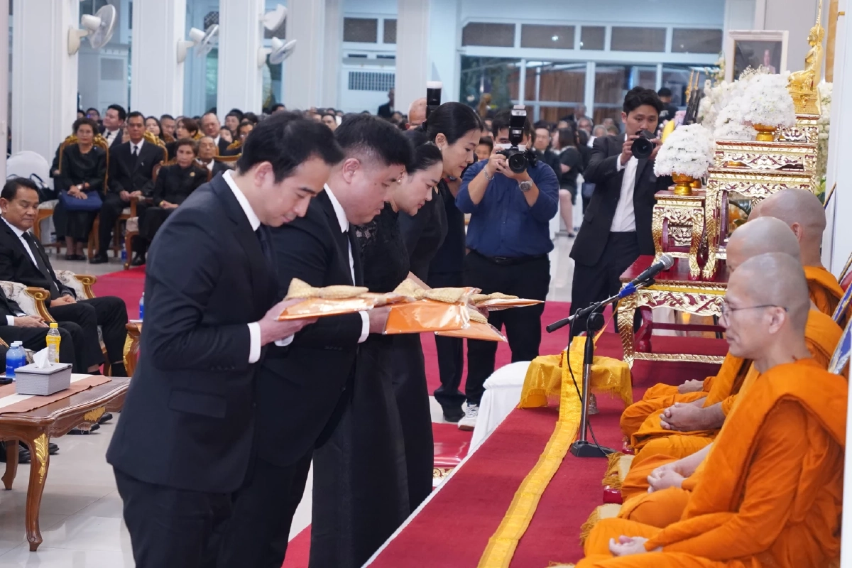 พรรคเพื่อไทย เป็นเจ้าภาพสวดพระอภิธรรมศพ พล.ต.ท. วิโรจน์ เปาอินทร์ อดีตหัวหน้าพรรคเพื่อไทย