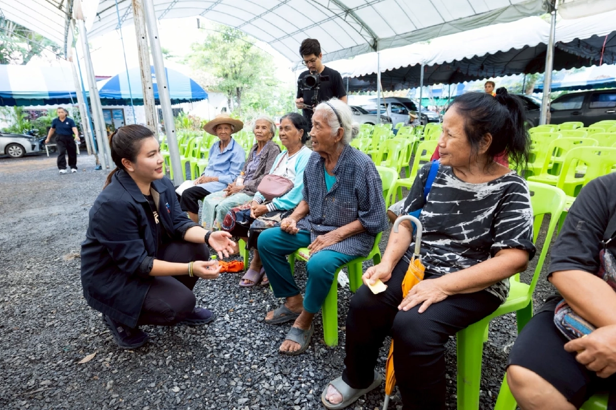 บีทีเอสส่งมอบกำลังใจผู้ประสบอุทกภัย จ.สิงห์บุรี มอบถุงยังชีพ