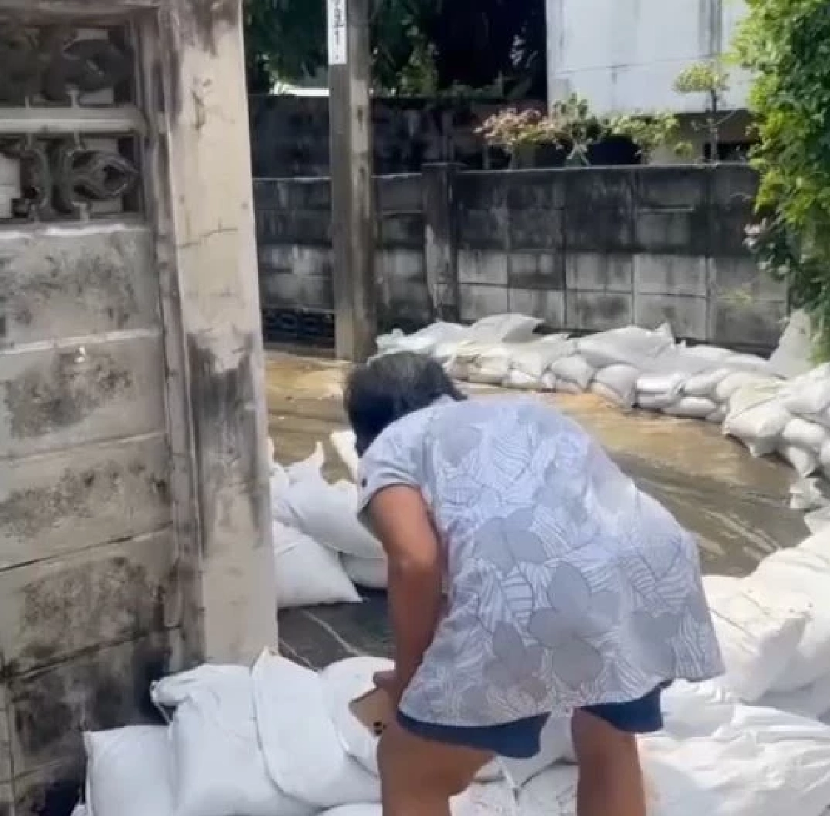 แบบนี้ก็มีด้วย! หญิงชรา บุกรื้อกระสอบทราย อ้างเดินไม่สะดวก จนน้ำทะลักท่วมชุมชน