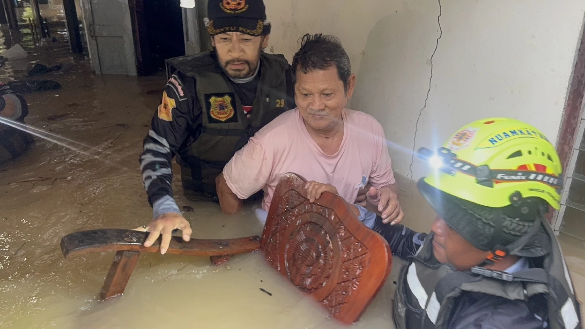 น้ำใจคนบันเทิงหลั่งไหลแห่ช่วย "น้ำท่วมใต้"  ทั้งลงพื้นที่เอง - บริจาคของจำเป็น