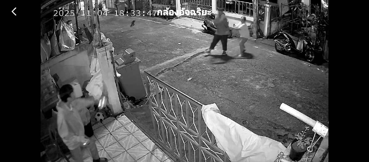 โหดเกิน! \"เพื่อนบ้าน\" โมโห \"แมว\" กินหญ้า ลูกชายเดือด.. คว้าปืXขู่ เปิดภาพวงจรปิด