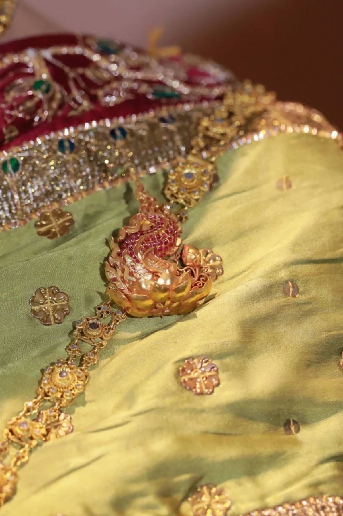 \"ฟรีน สโรชา\" งามจับจิต เพิ่มเลอค่านางนพมาศ เข็มกลัดทองคำ \"โรหิตามัสยา\"