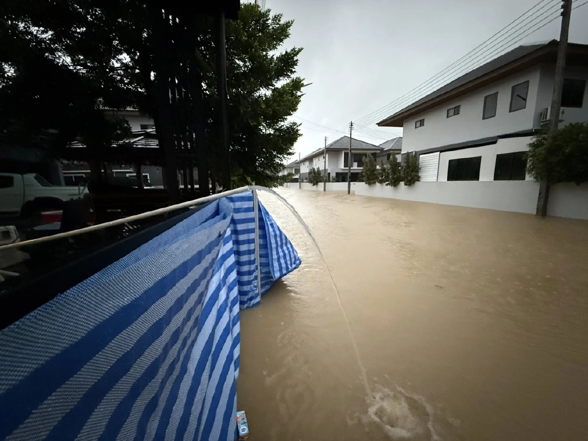 ส่อง \"บ้านหลังเดียวที่น้ำไม่ท่วมในหาดใหญ่\" ใช้เวลาเพียง 1 ชม. เจ้าของบ้าน ทำได้ยังไง?