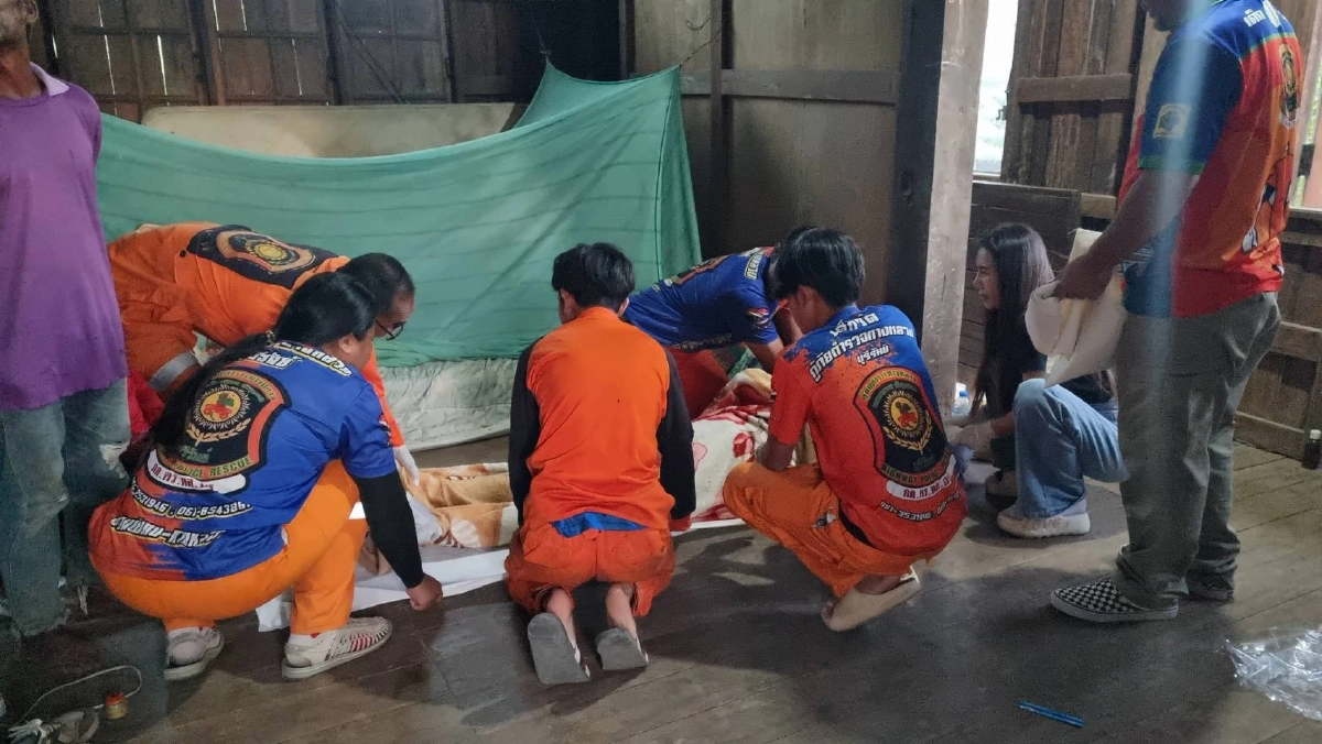 หนาว 11 องศา พ่อเพิ่งจัดงานบวชลูกชาย นอนดับบนบ้าน คาดหัวใจล้มเหลว