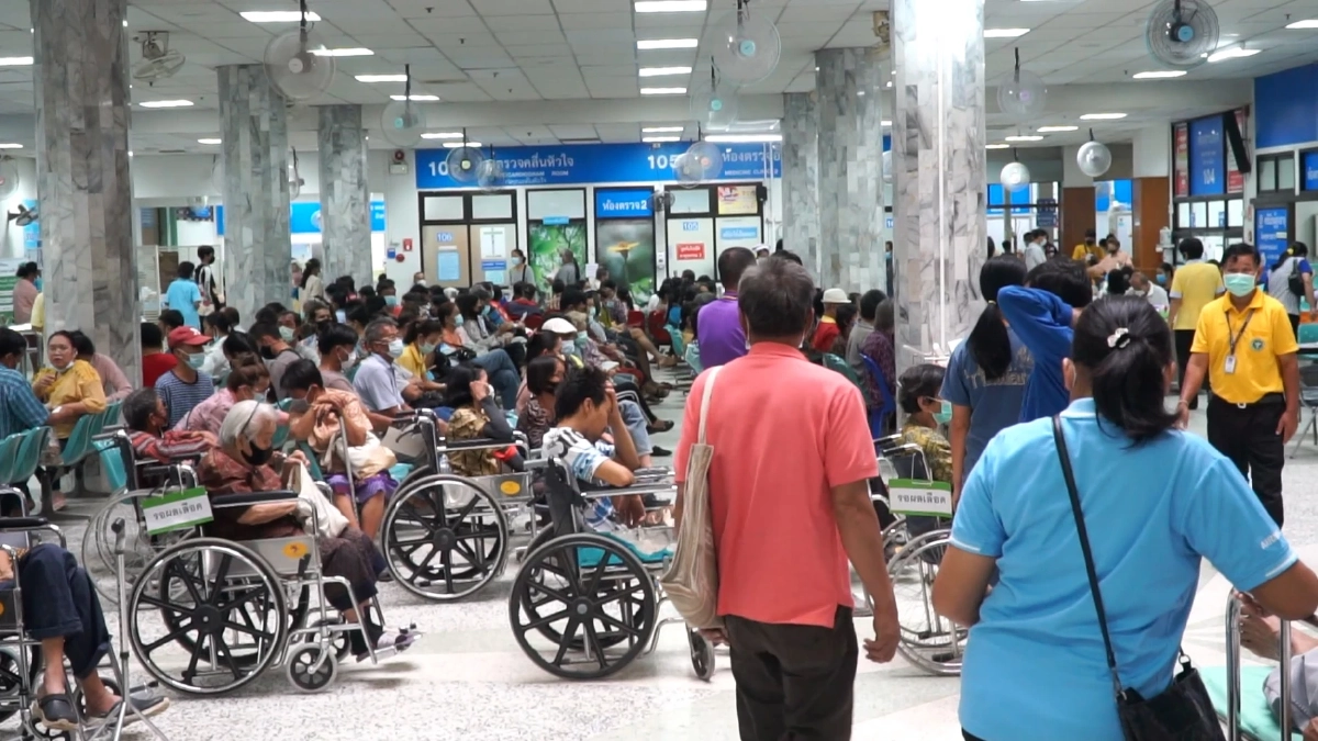 บุคลากรแพทย์ รพ.เลย ชูป้ายเรียกร้องปฏิรูป สปสช. งบจัดสรรไม่เป็นธรรม