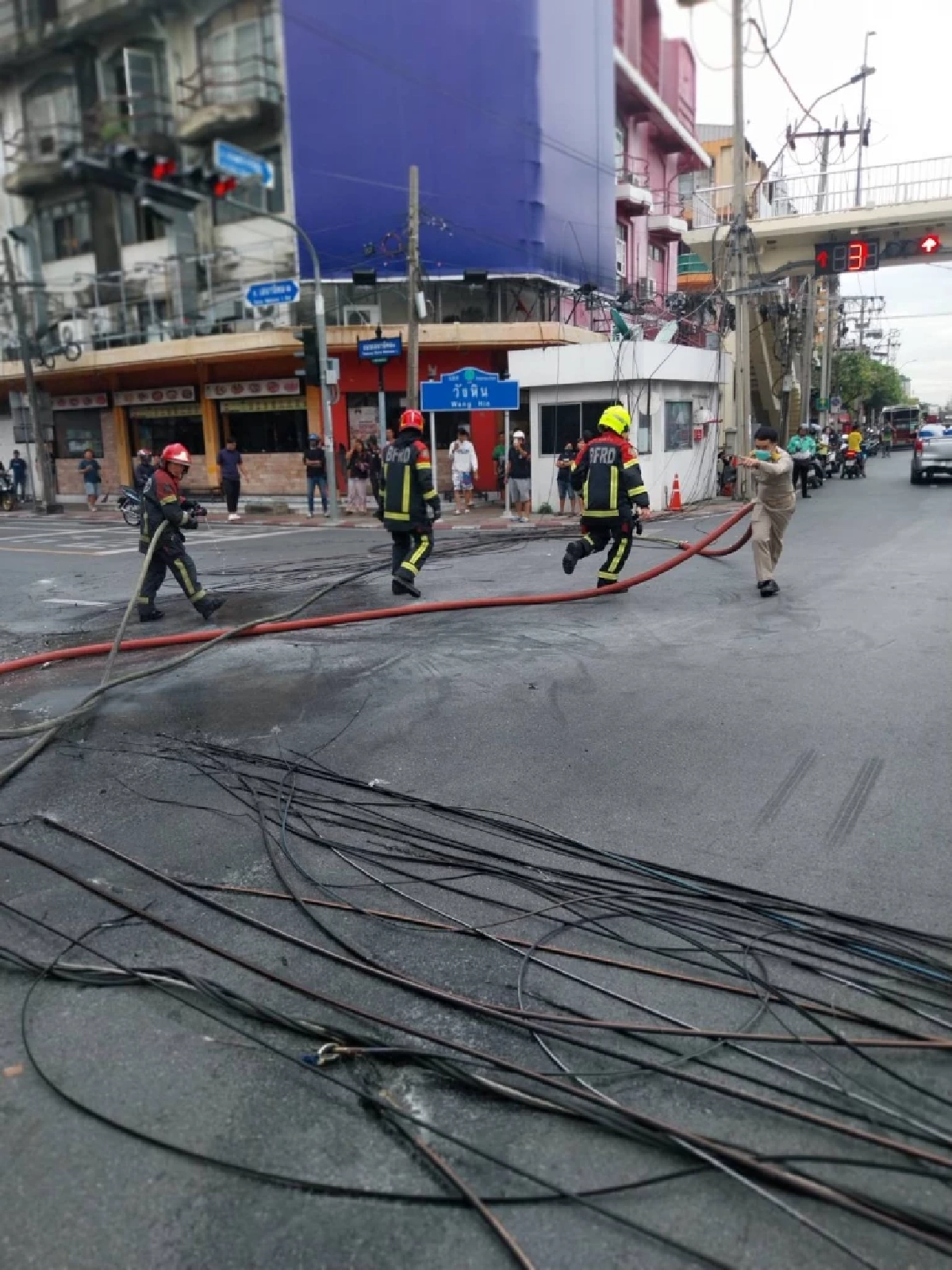 ระทึก! เพลิงไหม้สายไฟ-สายสื่อสาร สี่แยกวังหิน จนท.เข้าระงับเหตุ