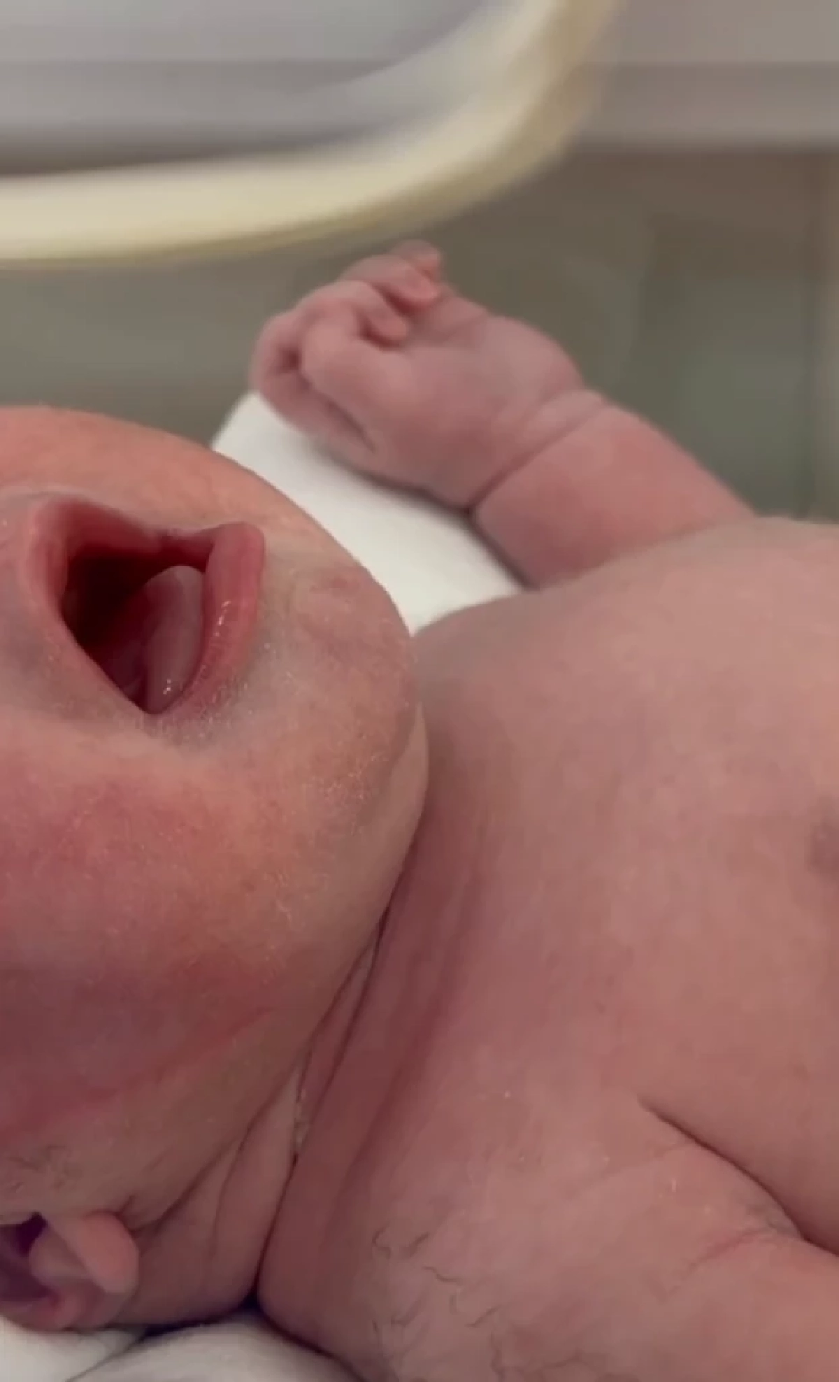 ลูกสาวคนแรก! "หมอสอง" เฝ้าข้างเตียงเมีย เรียกชื่อน้อง"freyana"