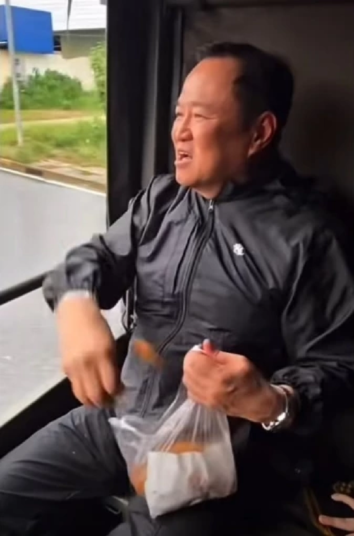 \"อนุทิน\" กินกล้วยทอดตกพื้นที่จนดราม่า ทหารบนรถเผยโมเมนต์ติดดิน