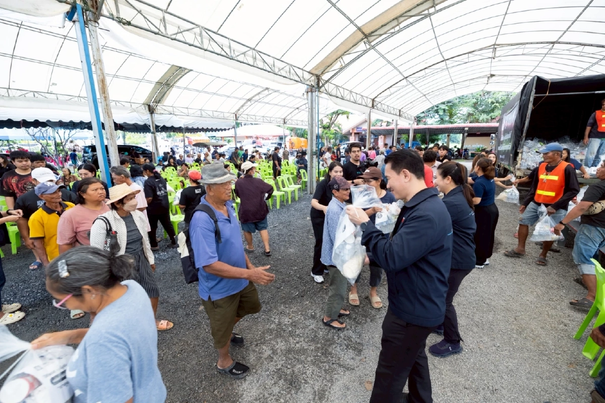 บีทีเอสส่งมอบกำลังใจผู้ประสบอุทกภัย จ.สิงห์บุรี มอบถุงยังชีพ