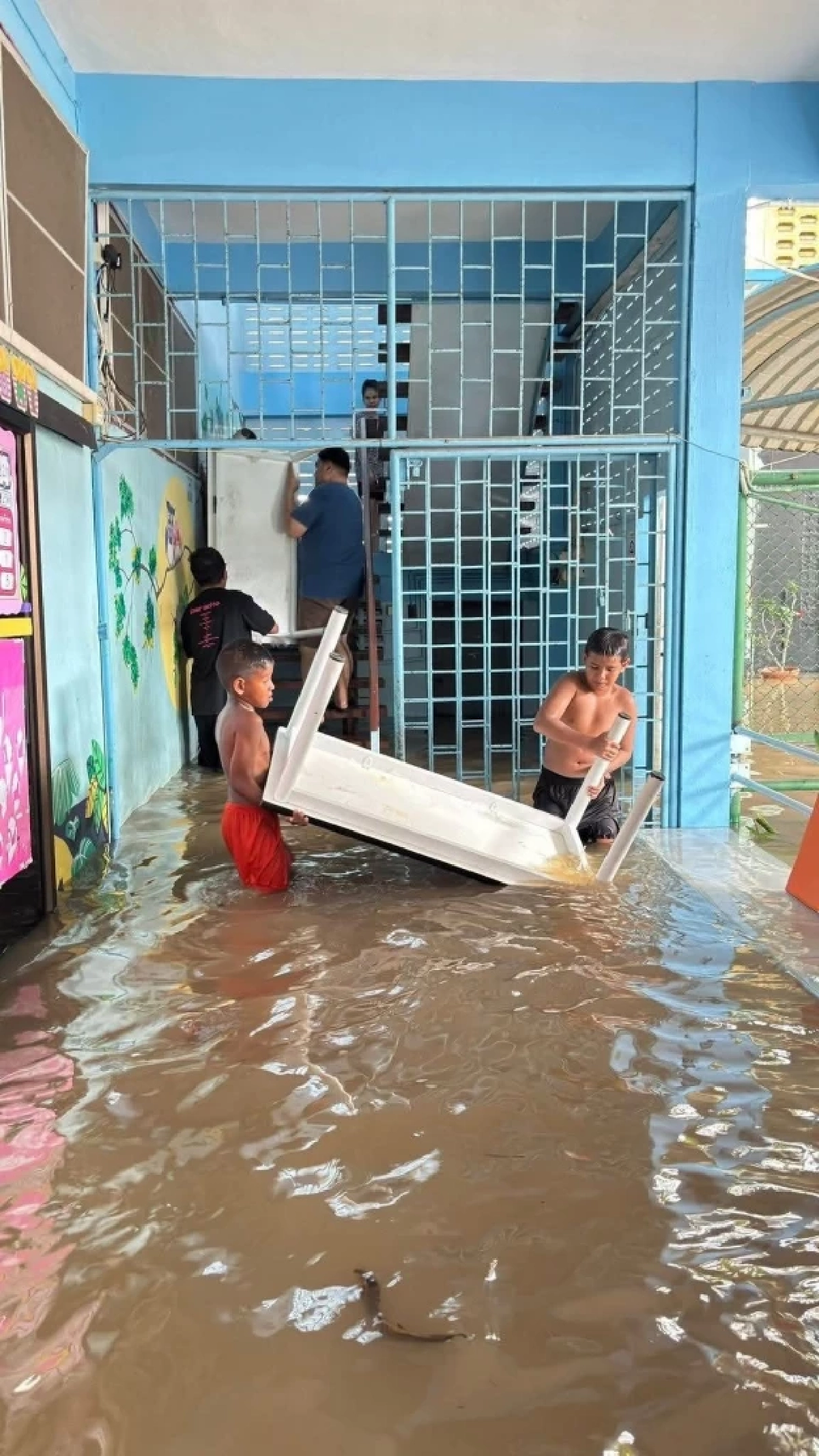 นร.เมืองนนท์ ยกโต๊ะหนีน้ำท่วม วอนผู้ใหญ่ใจดีช่วยบริจาคโต๊ะ-เก้าอี้