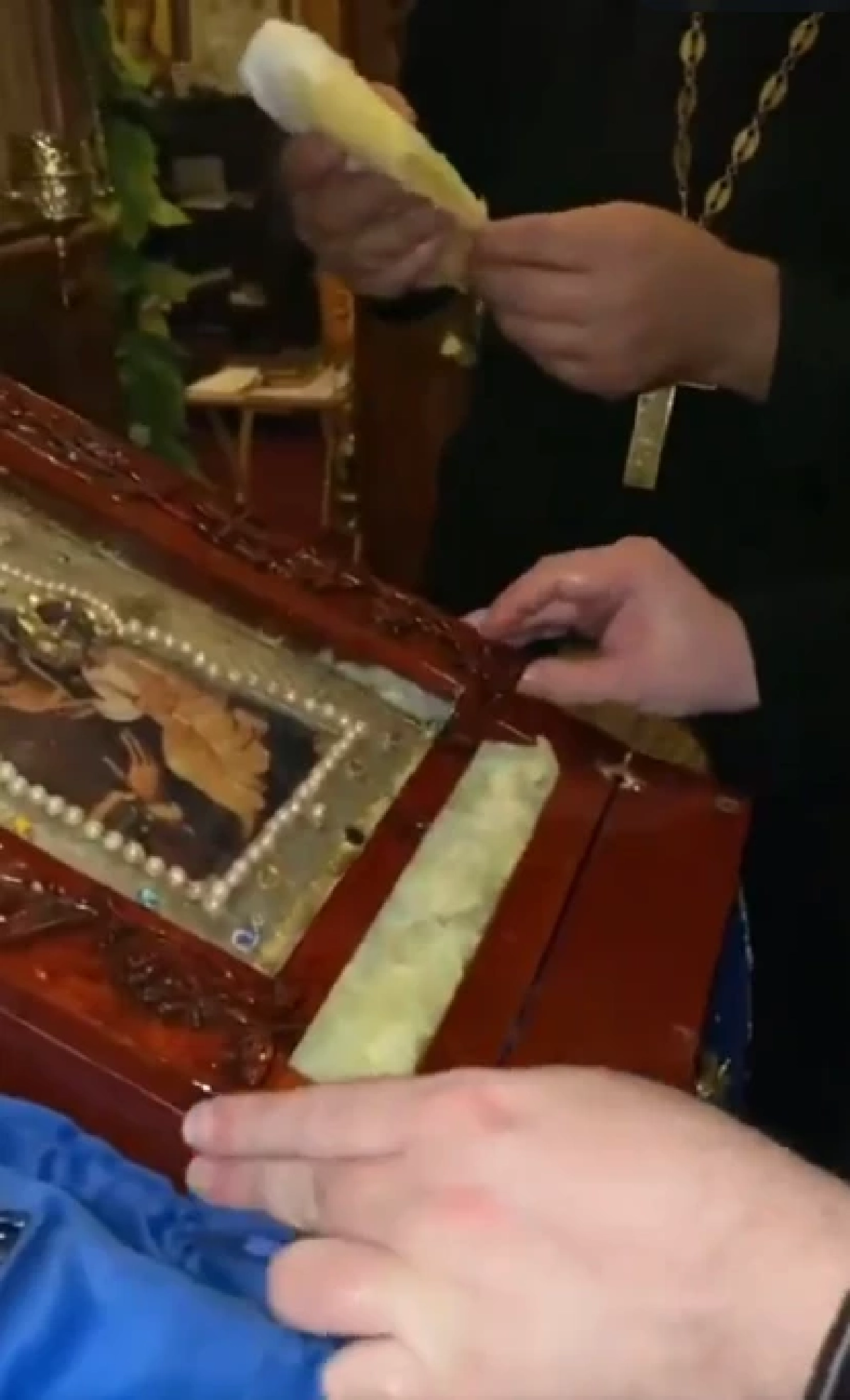 รูปภาพ "พระเยซู" มีสารไหลซึมออกมา! อ้างรักษา "โรคมะเร็ง" ได้