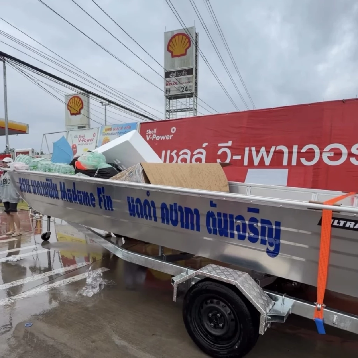 "มดดำ" ทุ่มซื้อเรือช่วยน้ำท่วมใต้! เปิดเบื้องหลัง "ทีมงานพิมรี่พาย" ระดมสิ่งของช่วยผู้ประสบภัย