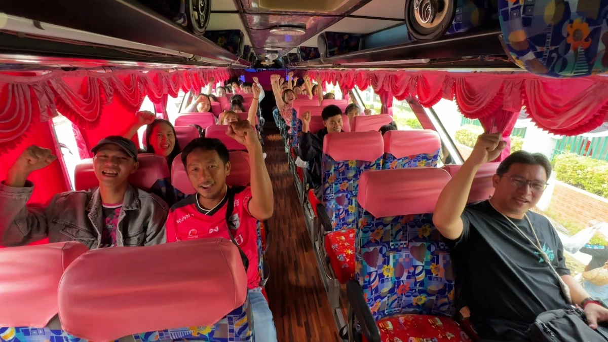 กองเชียร์ อบจ.ชัยนาท กว่า 20 รถบัส มุ่งหน้าสนามศุลฯ นัดชิง ลั่นแชมป์แน่นอน